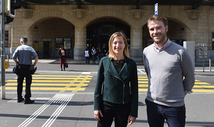 Photo Emilie Deladoey et Jean Roche devant l'antenne ophtalmique de la gare de Lausanne