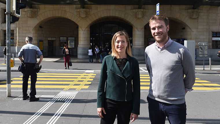 Photo Emilie Deladoey et Jean Roche devant l'antenne ophtalmique de la gare de Lausanne