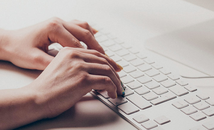 Mains sur clavier d'ordinateur