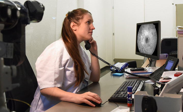 Dre Julie Schneider, au téléphone avec un patient qui a contacté la hotline des urgences