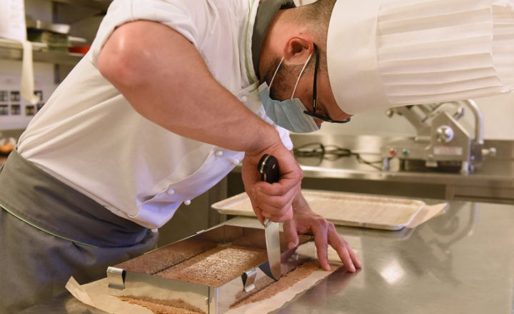Le chef de la cuisine de la Fondation Asile des aveugles prépare un dessert fait maison