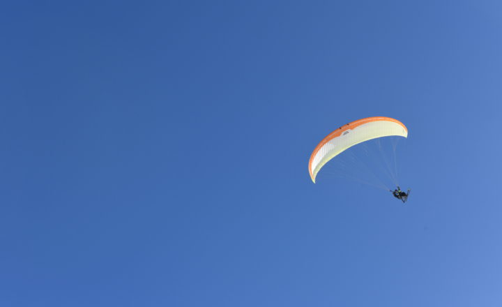 Un élève du Centre pédagogique en plein vol de parapente