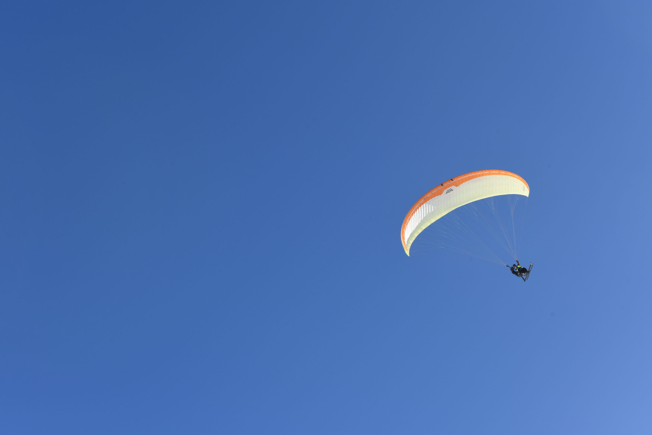 Un élève du Centre pédagogique en plein vol de parapente