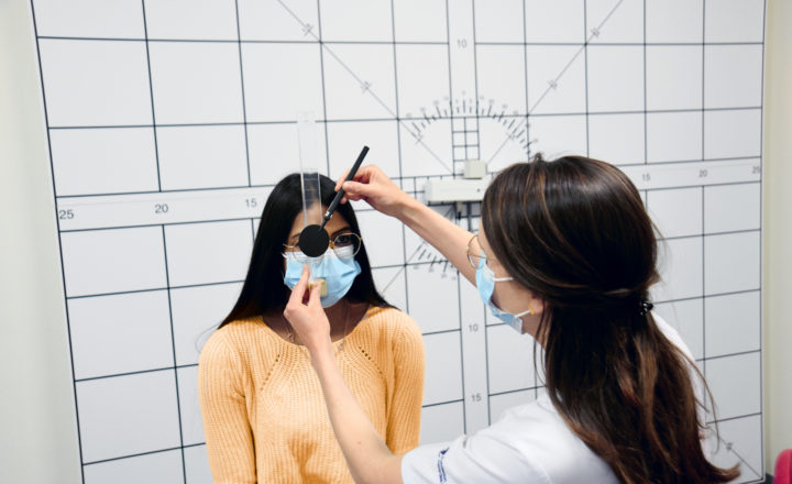 Une patiente et une orthoptiste en consultation