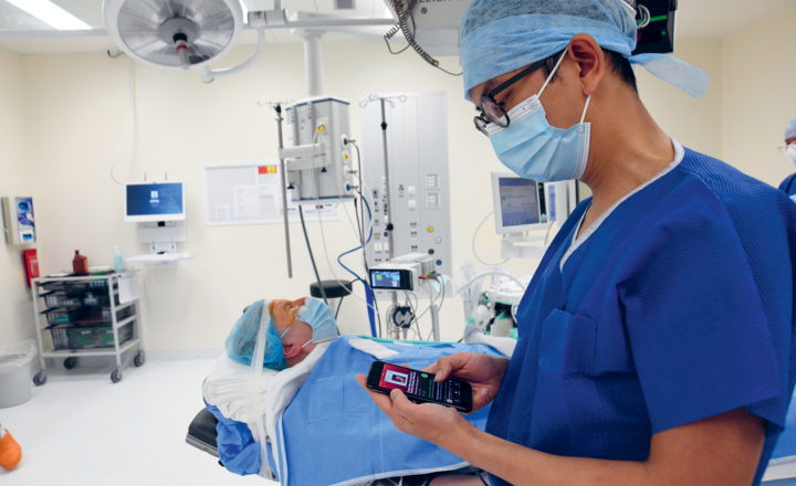 Le chirurgien choisit une musique pour détendre son patient au bloc opératoire