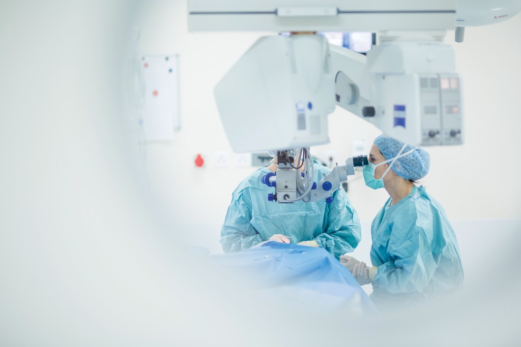 Spécificité de l’ophtalmologie, la majorité des opérations se déroulent  sous microscope.