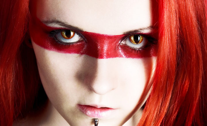 Photo d'une femme ayant du maquillage autour des yeux