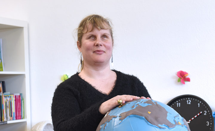 Photo de Coralie Imobersteg, enseignante au Centre pédagogique pour élèves handicapés de la vue (CPHV) depuis vingt ans malgré sa cécité.