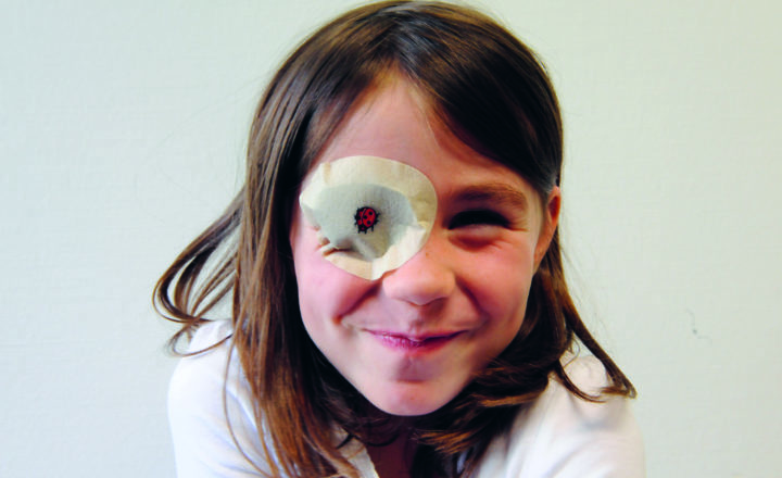 Image d'une petite fille avec une amblyopie