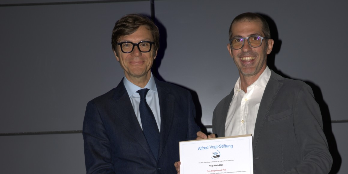Prof. Ghezzi recevant le Prix Vogt 2023 de la part du Prof. Wolfensberger lors du congrès de la SSO.