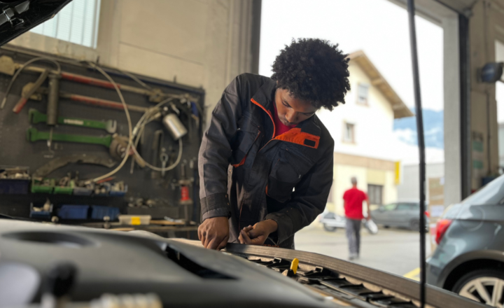 Adhanom, jeune carrossier malvoyant, en train de réparer une voiture.