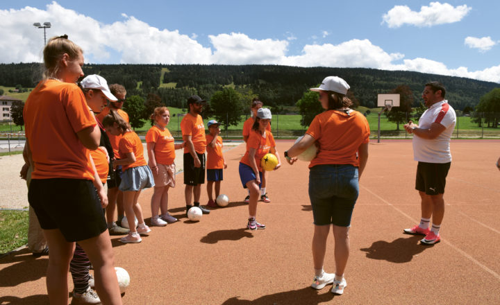 Photo des enfants malvoyants pendant le Camp Abilities faisant du sport