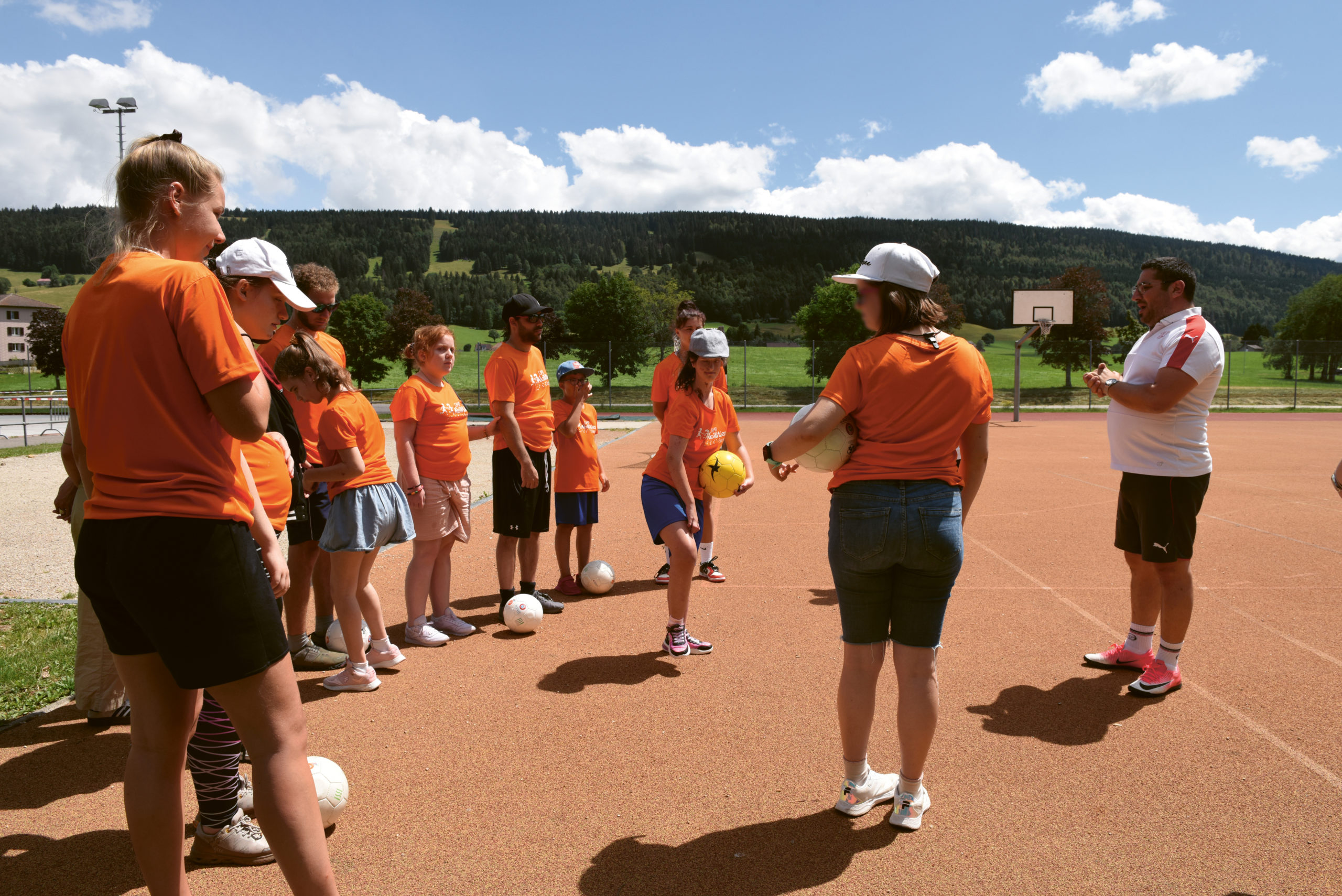 Photo des enfants malvoyants pendant le Camp Abilities faisant du sport