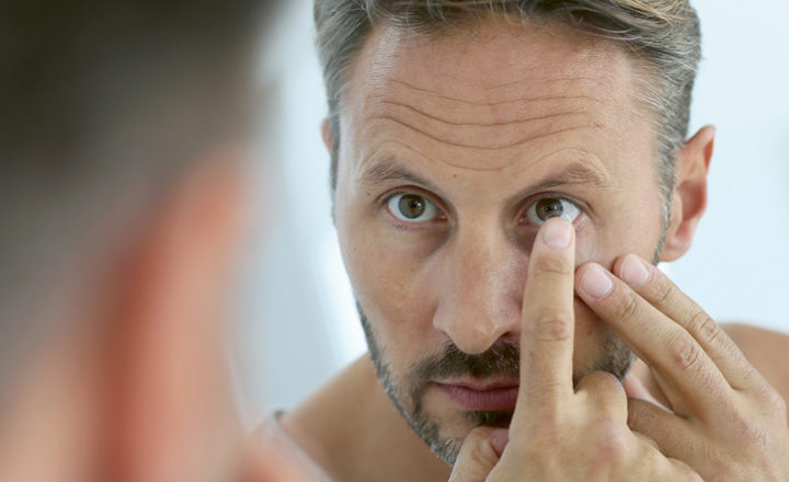 Homme mettant des lentilles de contact