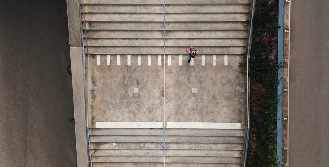Image par drone d'un escalier adapté avec une personne qui marche