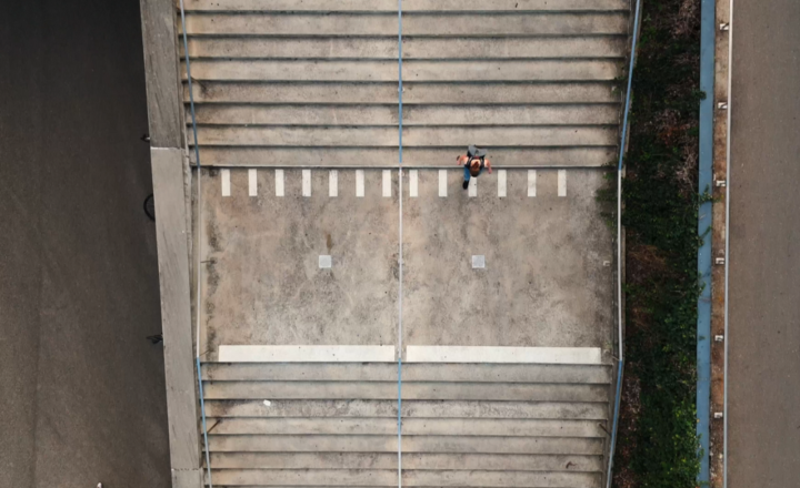 Image par drone d'un escalier adapté avec une personne qui marche