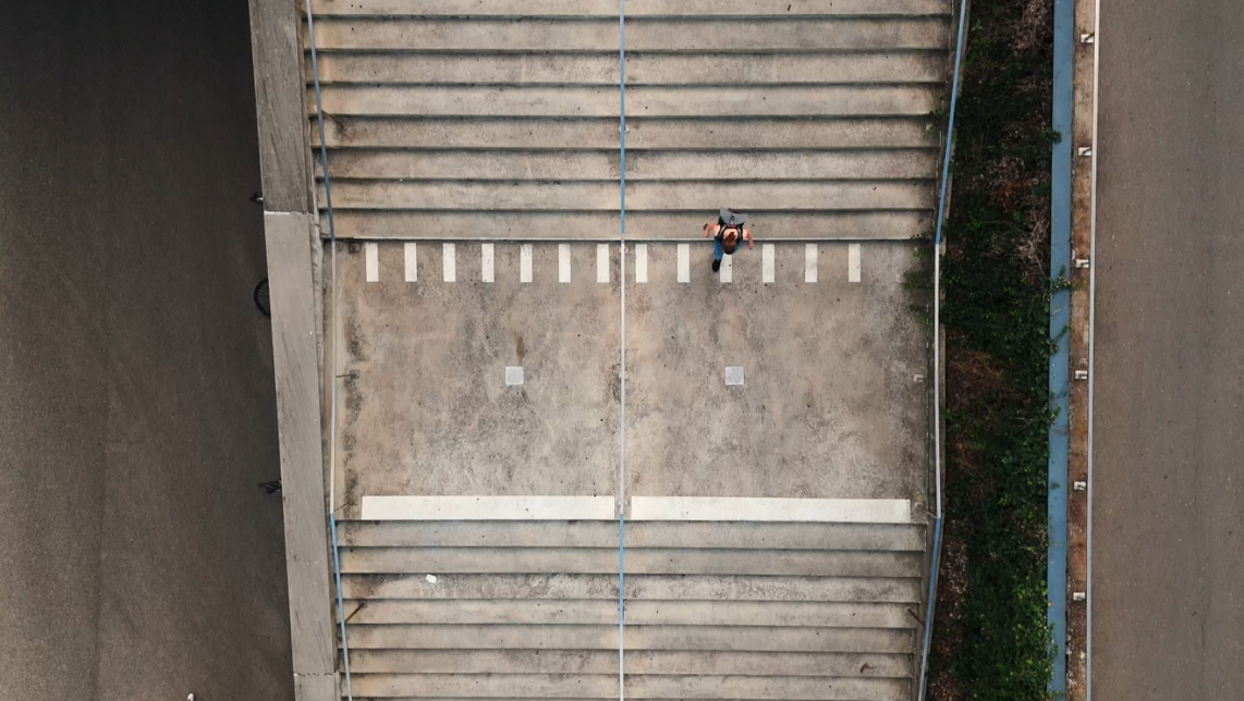 Image par drone d'un escalier adapté avec une personne qui marche