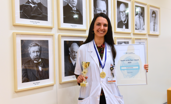 Dre Eirini Kaisari avec son diplôme de Teacher of the year 2023