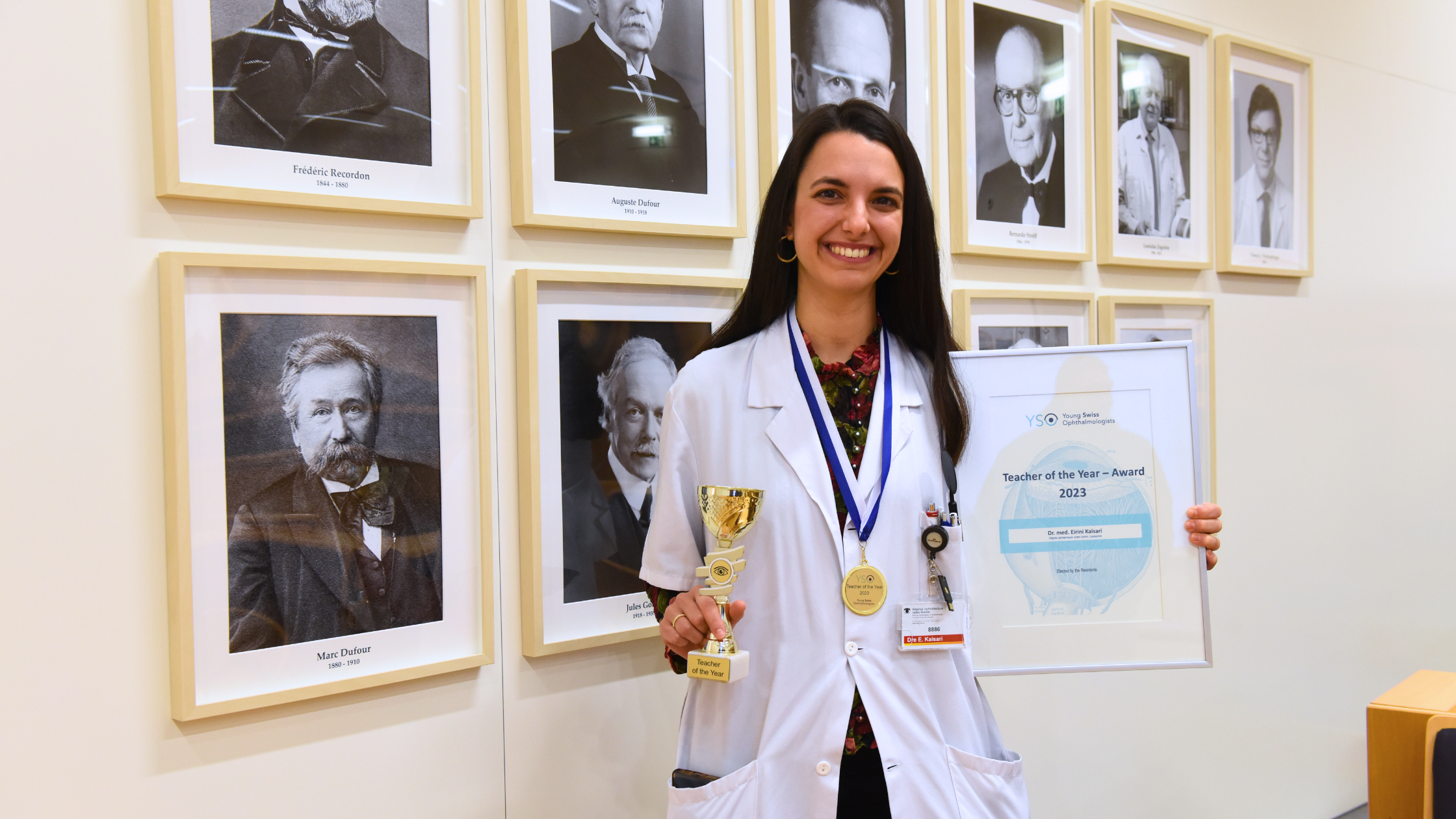 Dre Eirini Kaisari avec son diplôme de Teacher of the year 2023