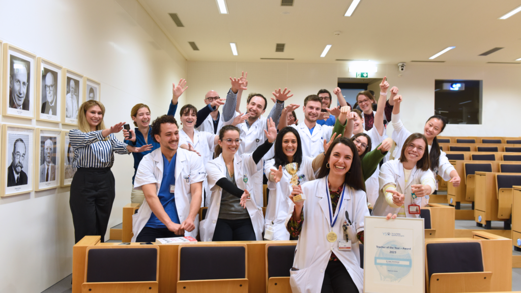 Photo d'équipe des médecins assistants et chef de clinique à l'occasion de la remise du diplôme du Teacher of the year 2023