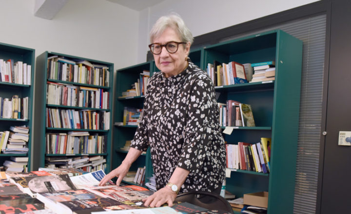 Photo d'une dame à la Bibliothèque sonore romande