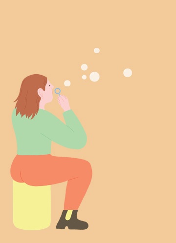 Image d'une dame faisant des bulles avec du savon