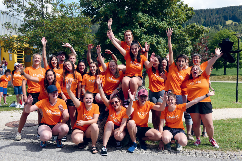 Image de l'équipe des bénévoles enthousiastes lors du Camp Abilities pour l'article inclure