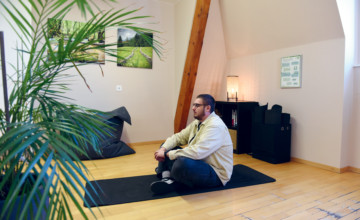 Image d'un collaborateur à l'espace de repos et de yoga de la Fondation pour l'article "Travailler ensemble"