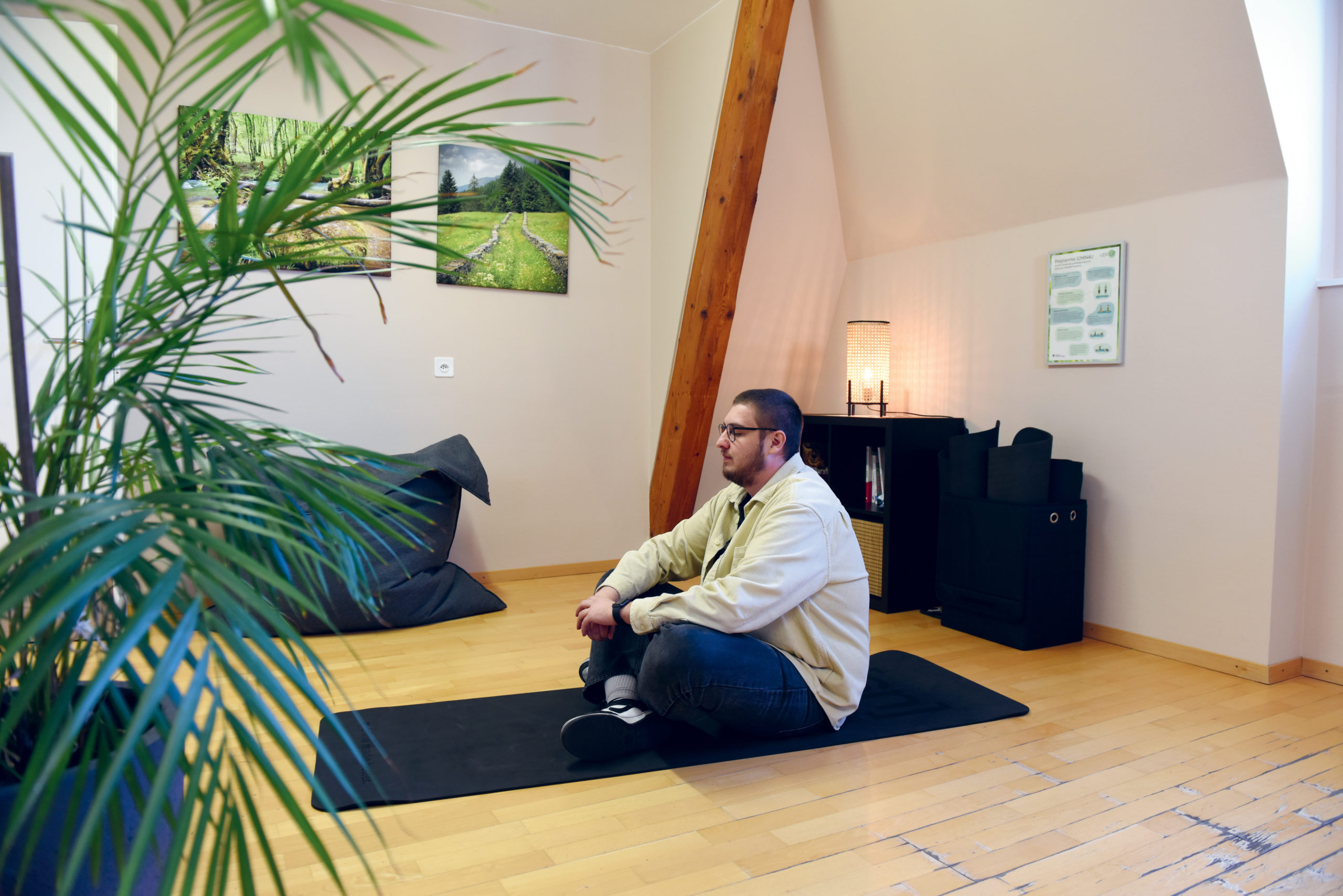 Image d'un collaborateur à l'espace de repos et de yoga de la Fondation pour l'article "Travailler ensemble"
