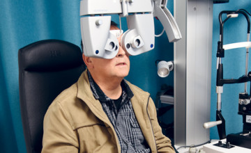 Image d'un homme lors d'un dépistage gratuit des maladies visuelles liées au diabète, pour l'article concernant la sensibilisation à la vision