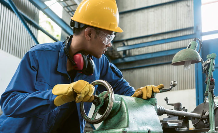 Photo d'un employé portant des lunettes de protection lors de son travail pour protéger ses yeux