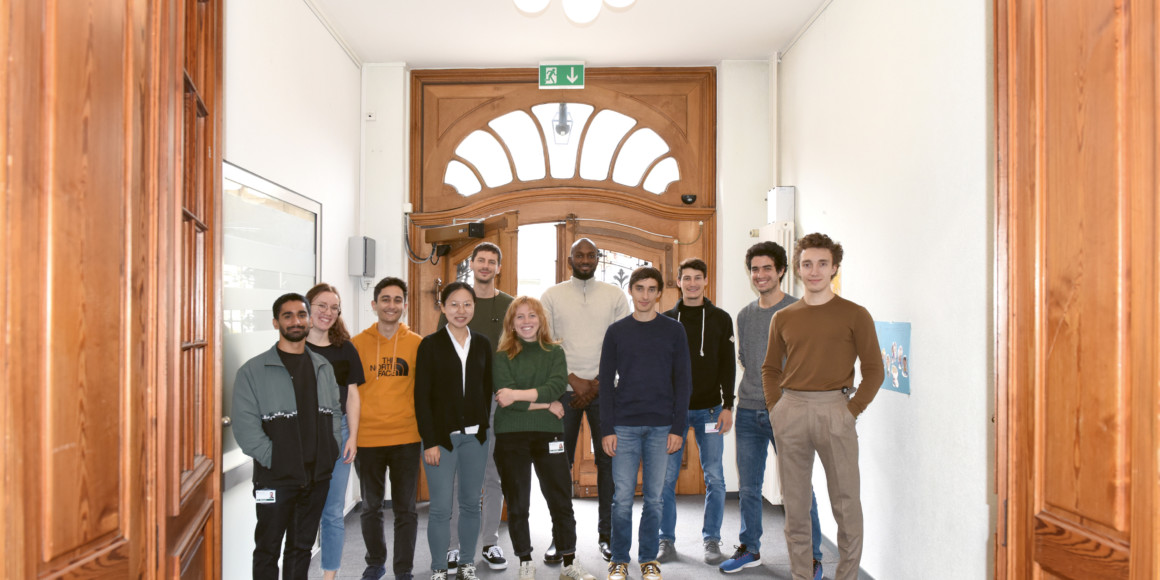 Des étudiant-es de l'EPFL en stage travaillent avec le Dr Mattia Tomasoni, PhD, sur différents projets de data intelligence pour la science, la clinique et les opérations.