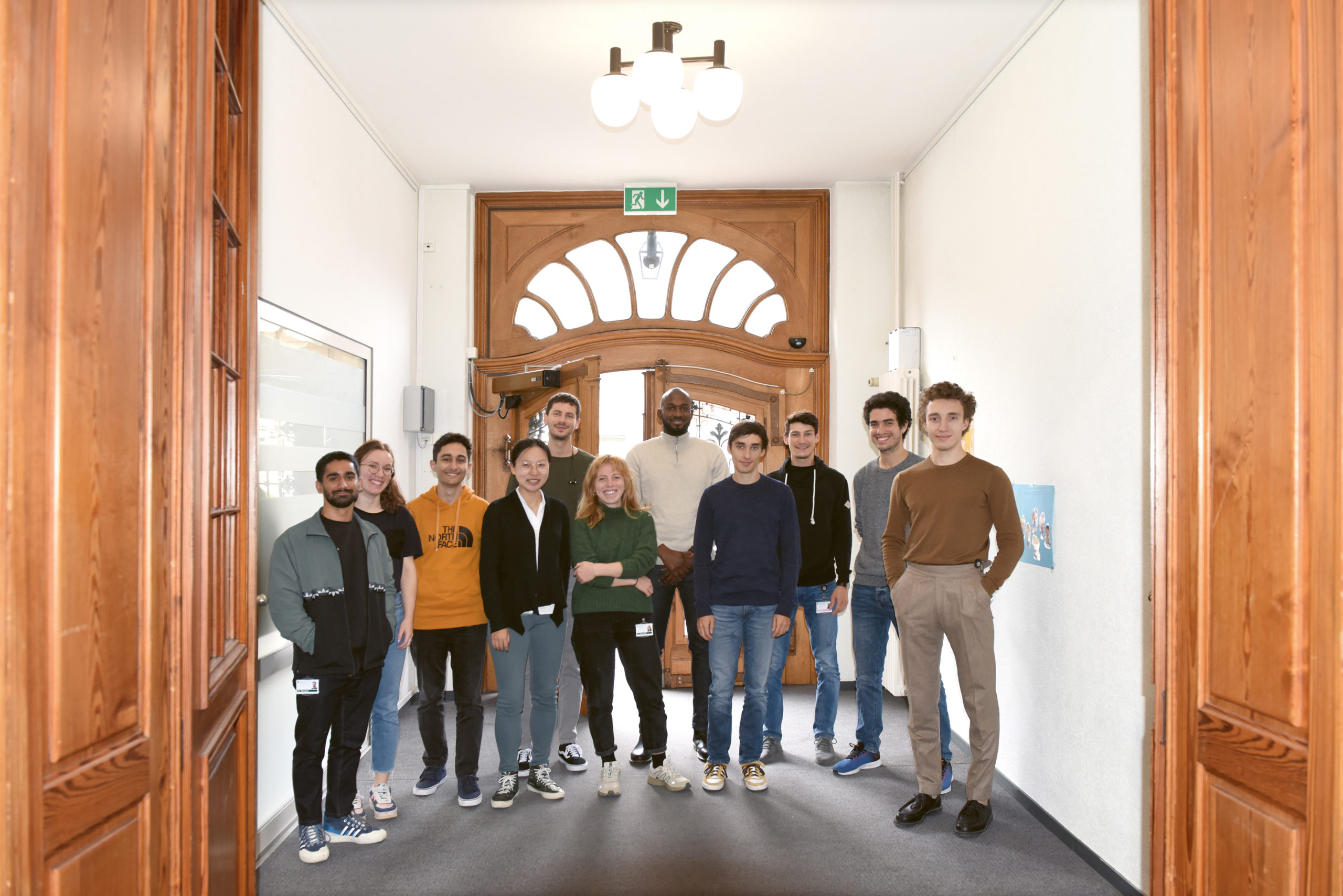 Des étudiant-es de l'EPFL en stage travaillent avec le Dr Mattia Tomasoni, PhD, sur différents projets de data intelligence pour la science, la clinique et les opérations.