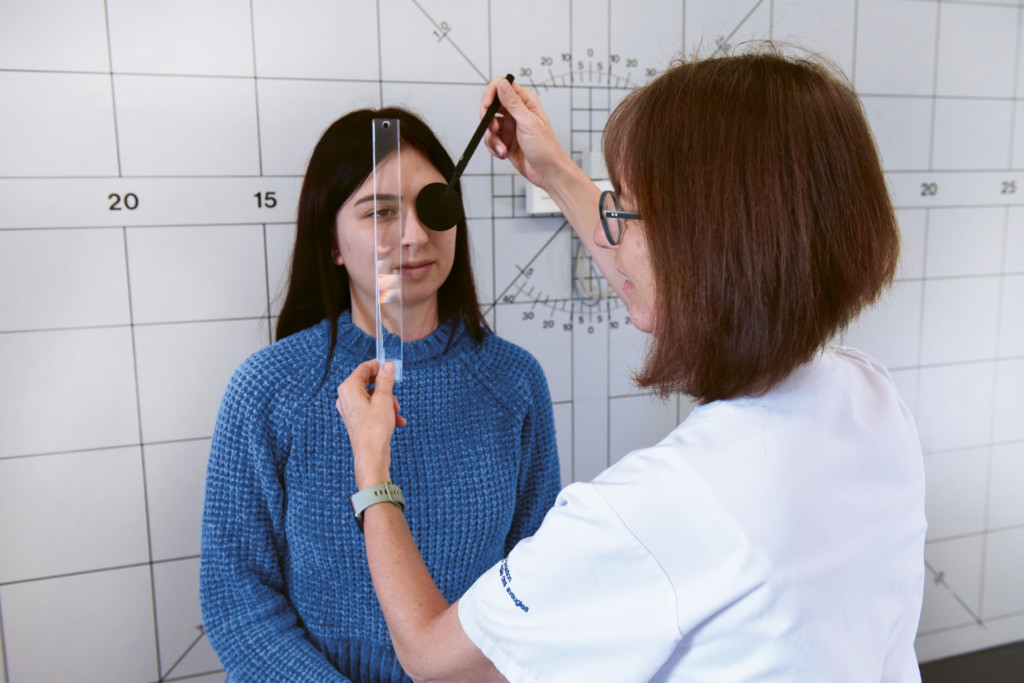 Anne-Claude Roulier, orthoptiste cheffe, faisant un examen