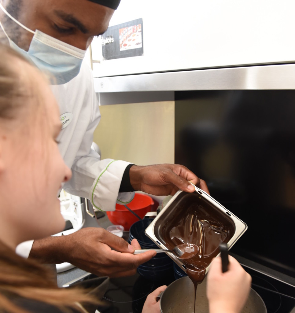 Une élève du CPHV en train de faire de la pâtisserie