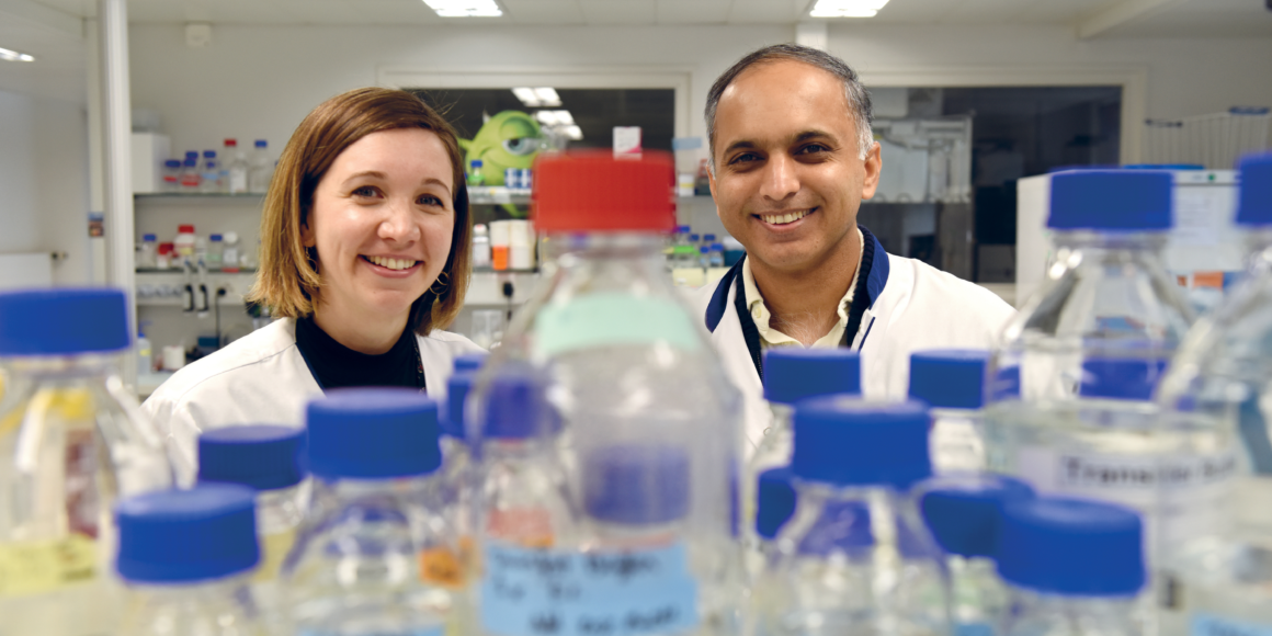 Adeline Berger et Muhammad Ansar au laboratoire de recherche.