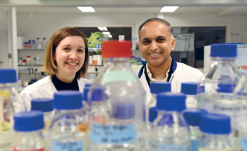 Adeline Berger et Muhammad Ansar au laboratoire de recherche.