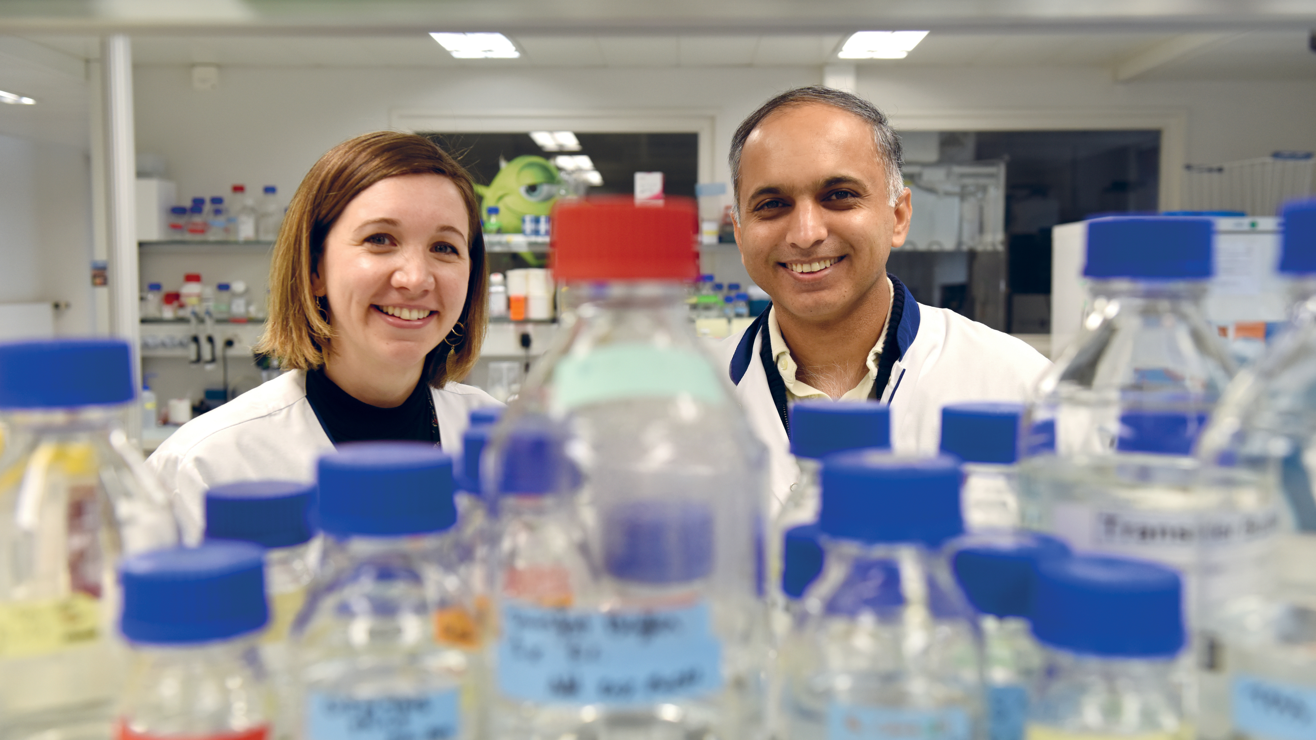 Adeline Berger et Muhammad Ansar au laboratoire de recherche.