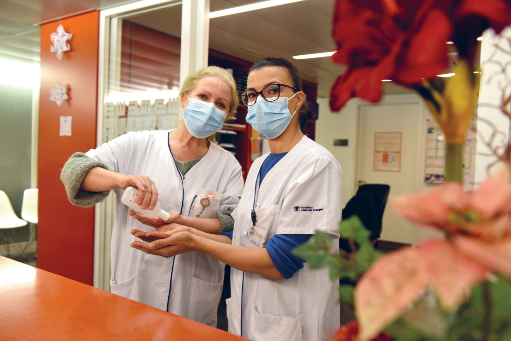 Rosy Blanc et Vania Cheseaux, infirmières HPCI, lors de la journée de l'hygiène des mains.