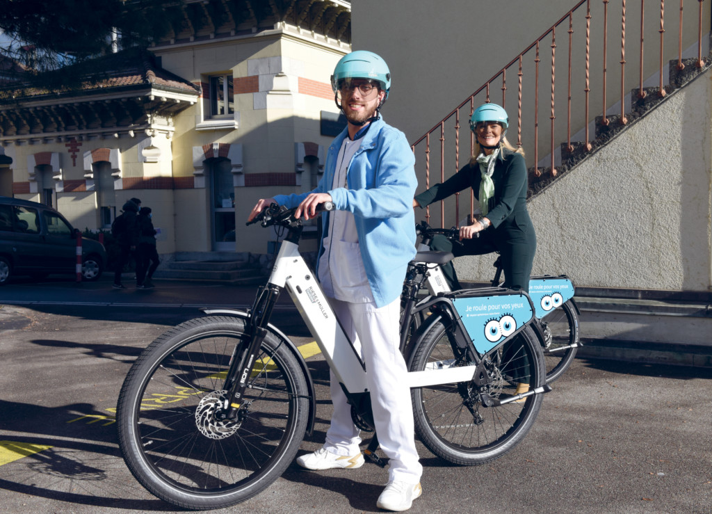 Collaborateurs de l'Hôpital avec les vélos électriques mis à disposition.