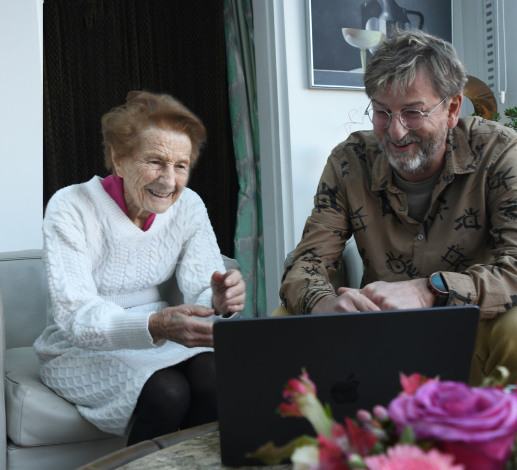 Raphaël Roduit présente son projet à la donatrice Anita Damm-Etienne.