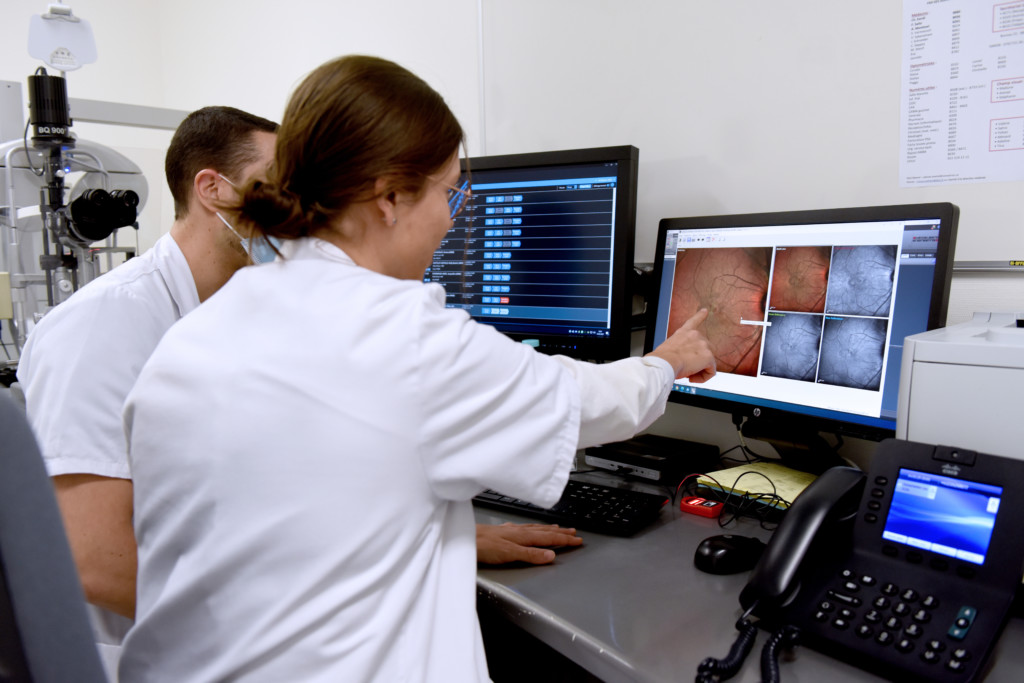 La médecin assistante discute du cas d'un patient avec un chef de clinique.