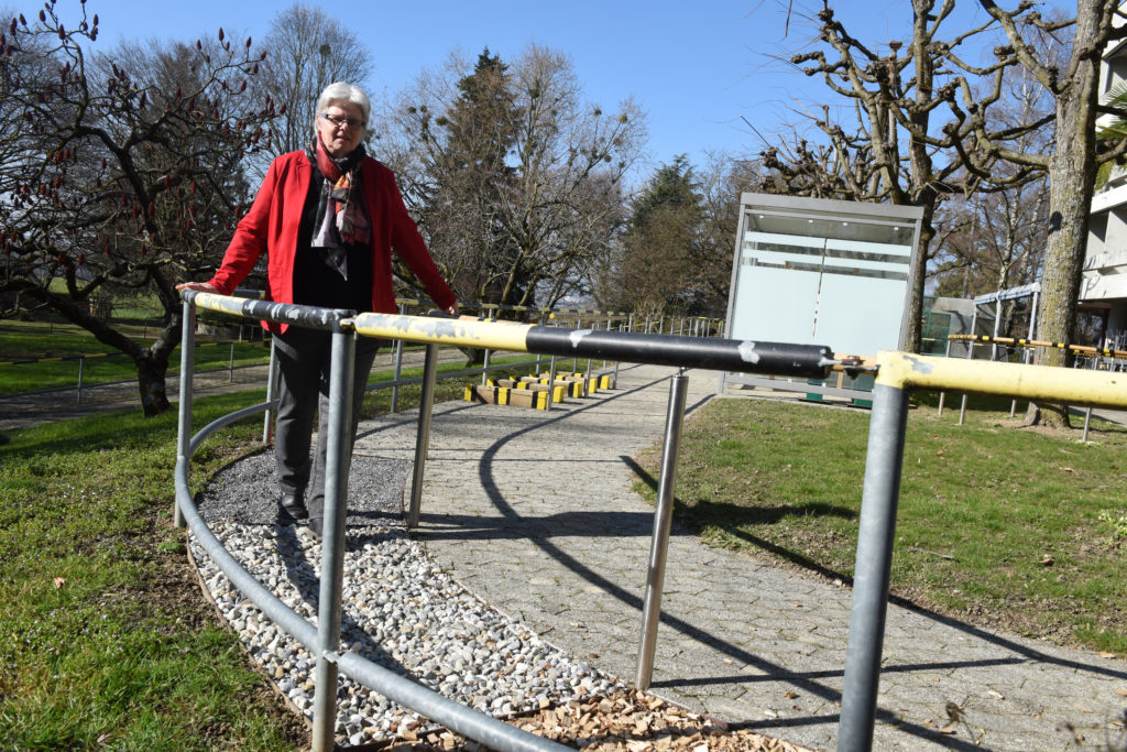 Mireille Carrupt, directrice de l'EMS Clair-Soleil, au jardin de l'équilibre