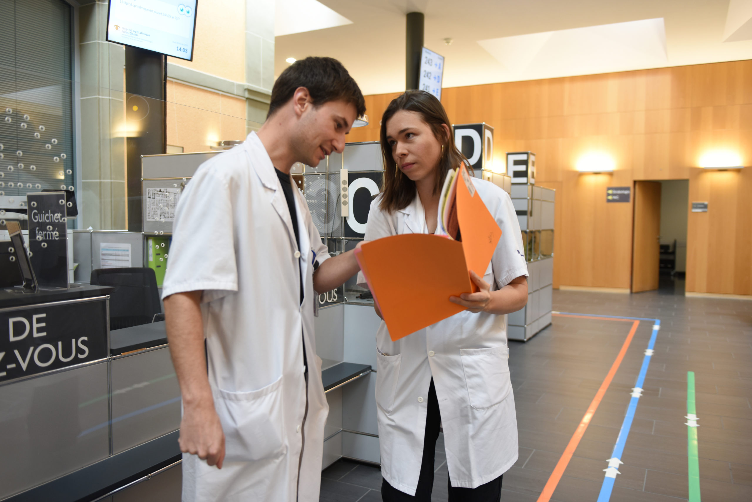 Dre Amandine Gauderon, médecin assistante, et Dr Nicolas Gurtler, chef de clinique, échangeant sur le dossier d'un patient.