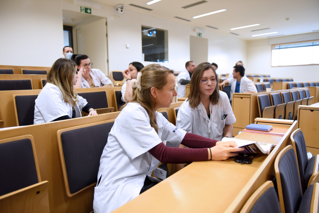 Les médecins assistants en cours de formation théorique.
