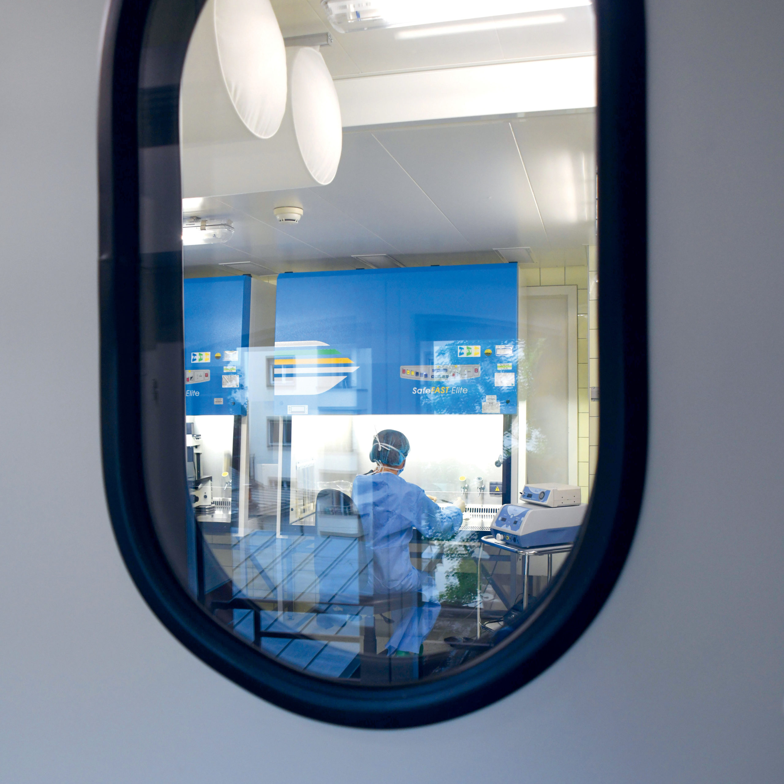 Technicienne de la Banque des yeux de l'Hôpital ophtalmique Jules-Gonin