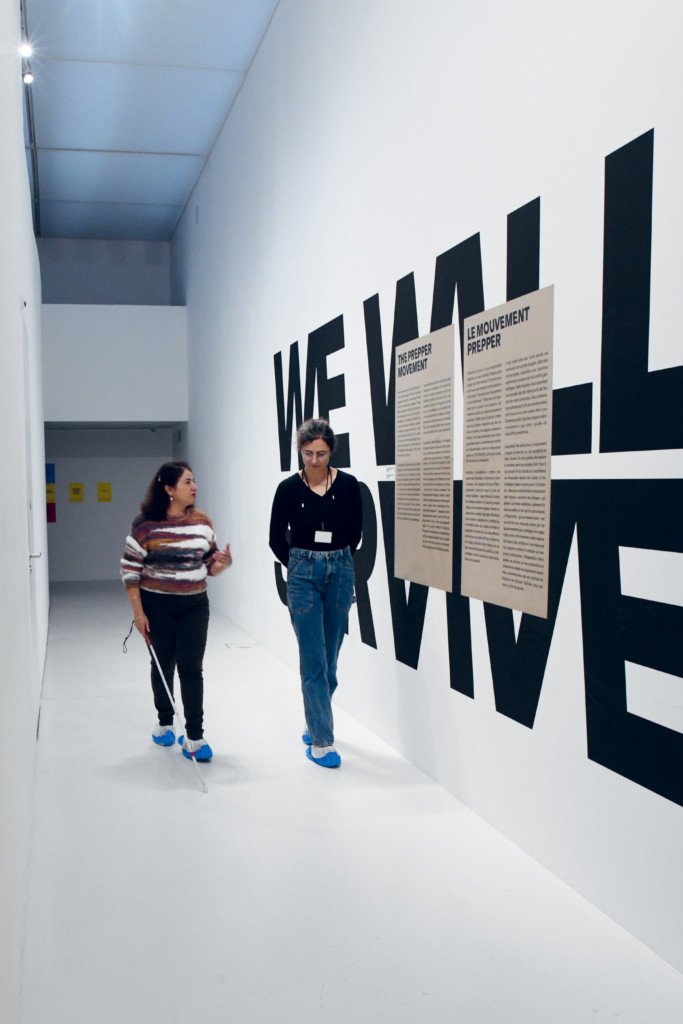 Muriel Siksou, présidente de l'association L'Art d'Inclure et Marie Jalliet, médiatrice, préparent l'itinéraire accessible de l'exposition "We will survive" au Mudac