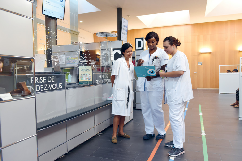 La collaboration interdisciplinaire fait partie du quotidien. Ici à la policlinique et aux urgences