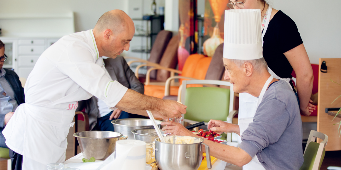 Thomas, résident de l'EMS Clair-Soleil, en train de faire un cours de cuisine