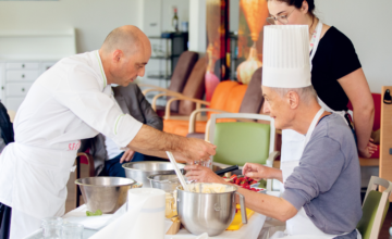 Thomas, résident de l'EMS Clair-Soleil, en train de faire un cours de cuisine